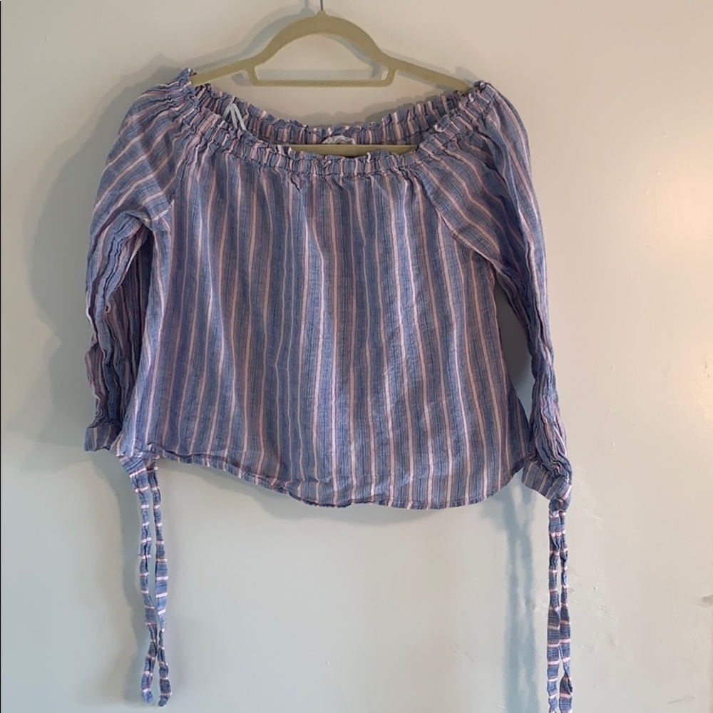 Blouse off the shoulder